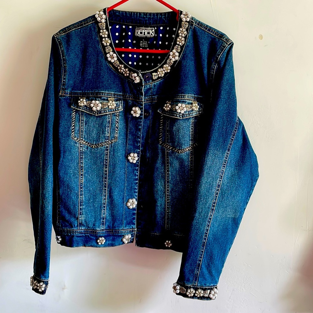 Fabulous jean jacket w pearl accents on collar/cuffs/buttons/pockets. Size L